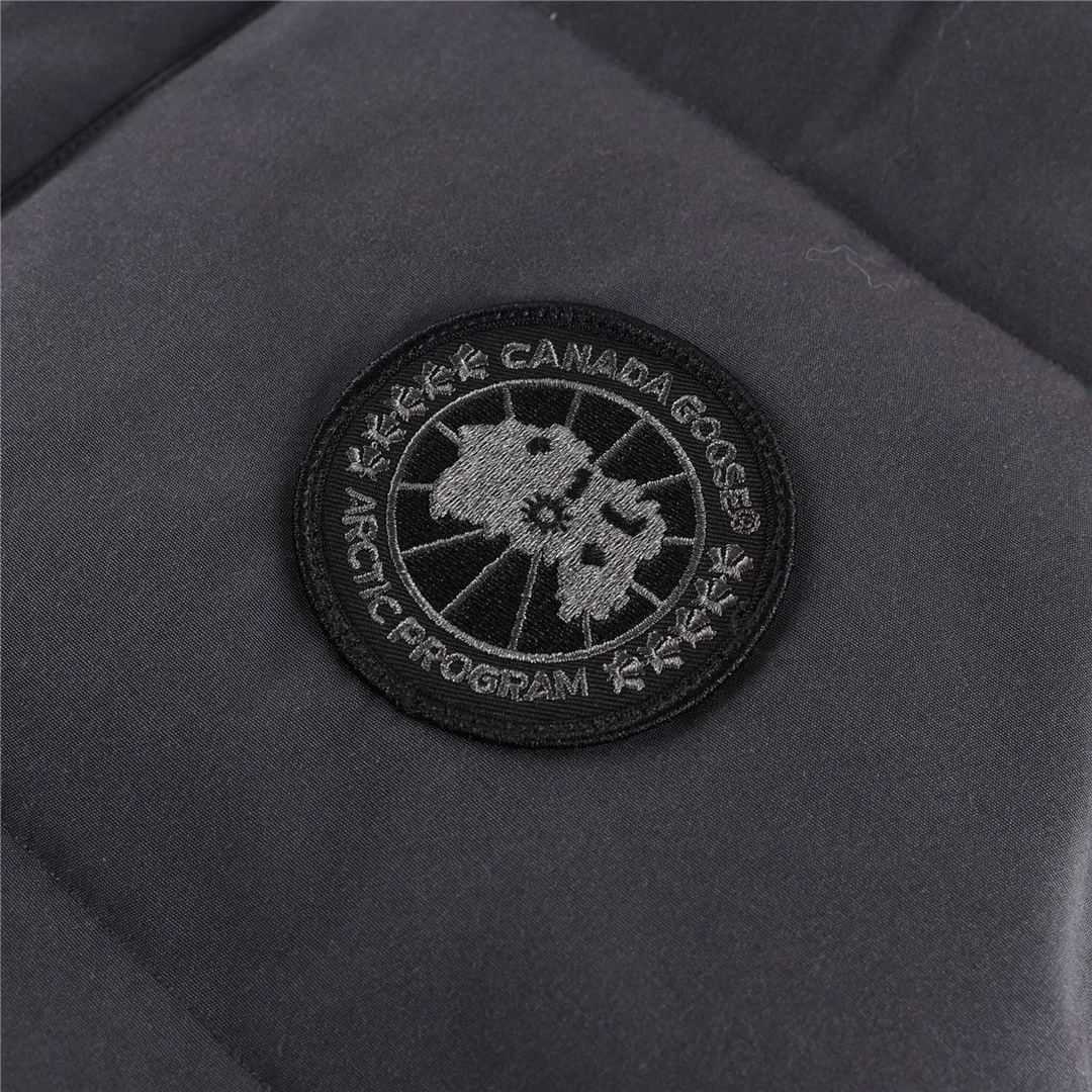 P320 Canada Goose Canada Goose #Freestyle Crew 4154M men's and women's vest down# ➖ Genuine synchronous anti-counterfeiting chip sensor! ➖ Imported Behringer embroidery machine to customize 10,000-needle embroidery logo! ➖ Imported 21-count polyester-cotton blended original fabric, using Feather-Light 10D waterproof coating fabric, made of 84.5% polyester fiber and 15.5% cotton, 100% the best feel in the entire network! ➖ The genuine official website uses the national standard 80 white duck down, and will never be misled by false claims such as 90 down or goose down! ➖ 100% nylon nylon lining with double double-layer sealing design to prevent velvet from running away. Top-grade polar fleece is used in the collar and pockets to keep warm and comfortable! ➖ Yoshida YKK provides original custom-made electroplated sliders. YKK two-way lockable zippers are tight and smooth and will not peel off paint! ➖ 3M composite original Velcro is durable, and all accessories and hardware are disassembled and customized!  SIZE: XS S M L XL XXL [Attached: Size chart]